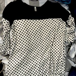 Magic Fit PolkaDot 3 quarter length sleeve Tunic -black & white. Like new! Soft!